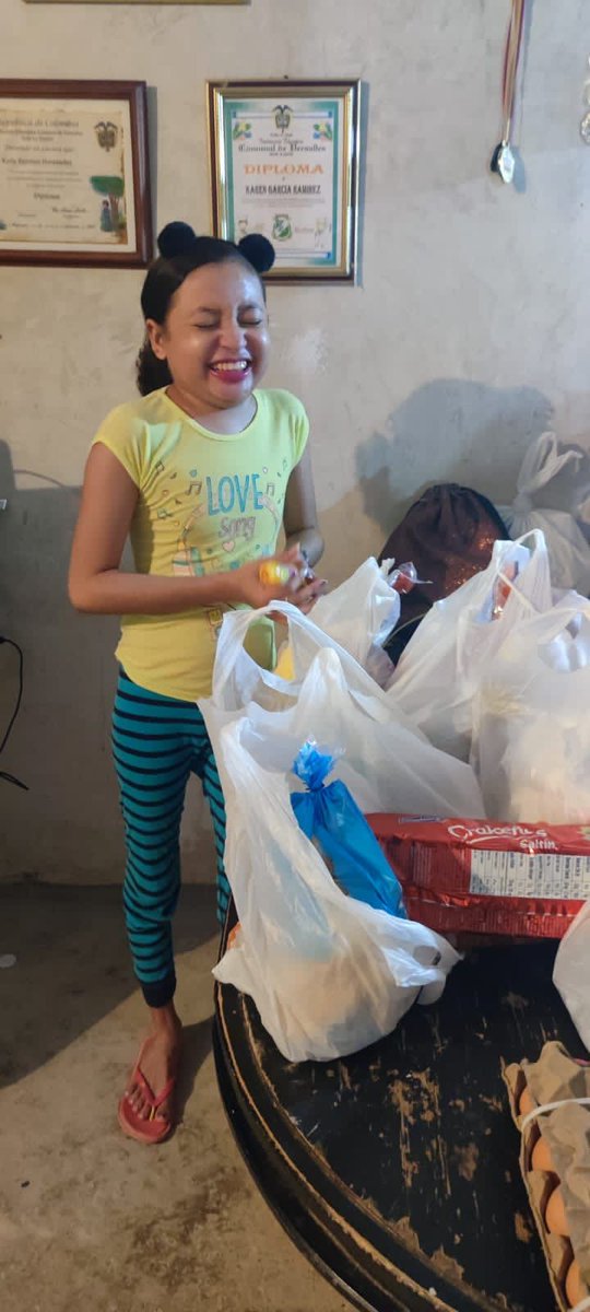 Mariogiraldor's tweet photo. Les traigo actualización de Karen 

Aclaro que las fotos son autorizadas por su mamá. 

A Karen la mudamos para poder hacer los trabajos en su casa (no puedo estar en medio del polvorín)unos amigos le compraron un tv, se le compró un buen mercado y estuvo nuevamente hospitalizada https://t.co/OsscL61eXl