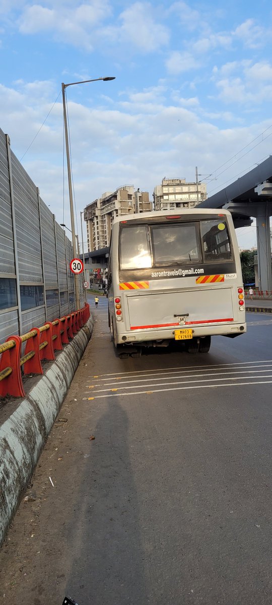 socialPotholes's tweet photo. @MTPHereToHelp @MumbaiPolice parking on #Kandarpada flyover #Dahisar plz stop this before it becomes *normal* @RoadsOfMumbai @JagdishOza7 @manishaBJP @iGopalShetty @sheetalmhatre1 https://t.co/smOfkItBsC