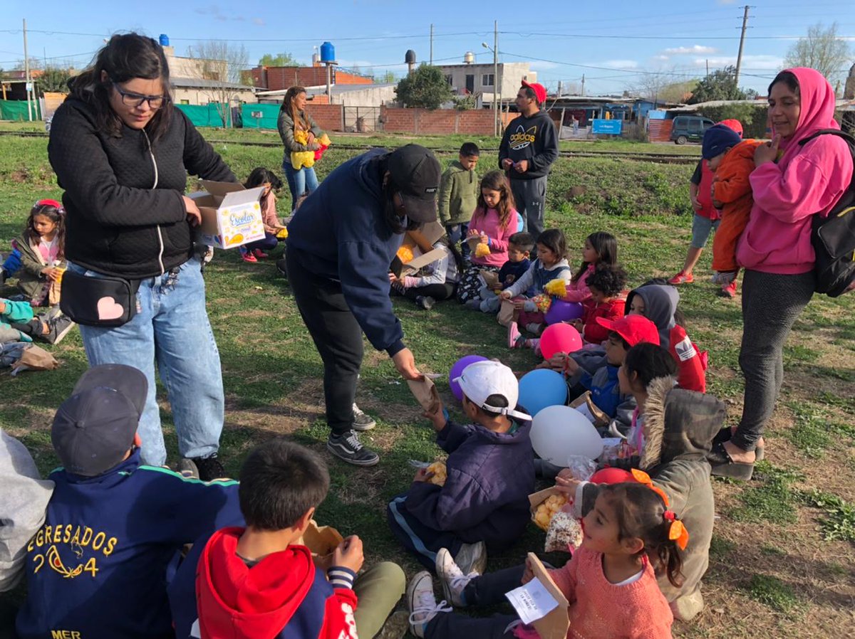 jppmescobar's tweet photo. DÍA DE LA NIÑEZ EN EL BARRIO AMANCAY. 🤹‍♀️🤸‍♀️🥳

Festejamos el día de nuestros únicos privilegiados en la plaza Sabino Navarro del barrio Amancay. 

https://t.co/dLwJvNGp8f https://t.co/XtepQWTS6c