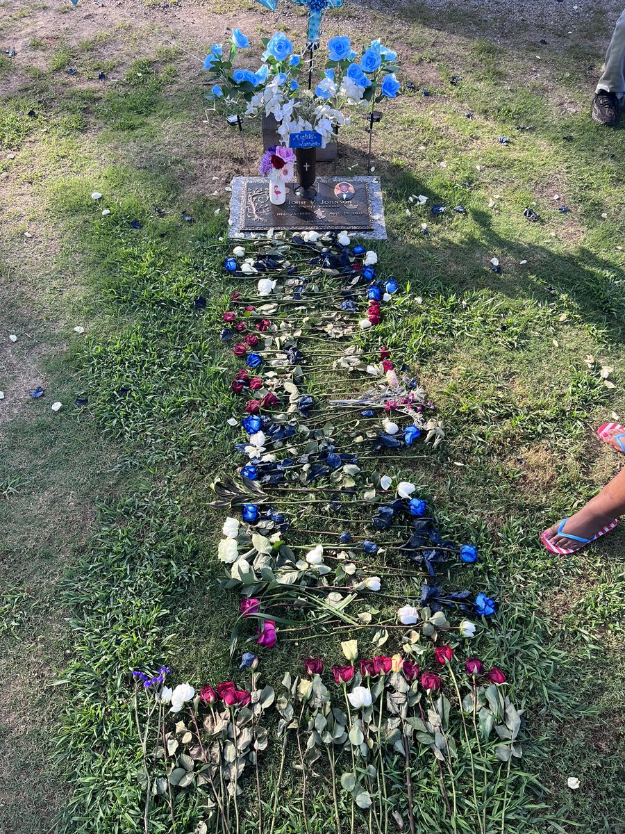 justinjohnsonQB's tweet photo. 1 year without you … seems unreal , but I know your pain free resting in heaven watching down on me. My motivation, I love you ! We love you ! Never goodbye but see you later . Rest Easy Brother💙🤞🏿#LLJOHNNY #45daSet #MightyWarrior https://t.co/o4axx1jfKi