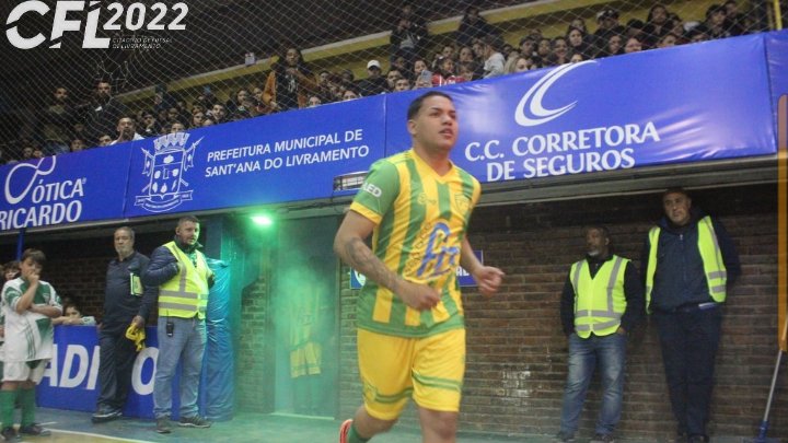 Jogador que já foi considerado uma besta enjaulada...
Hoje em dia não esta mais enjaulado, mas quando joga continua sendo uma besta.