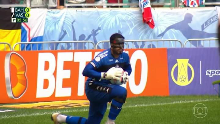 Você sabia?

O goleiro do Vasco, joga de máscara porque ele tem vergonha da sua família descobrir que ele joga no Vasco.