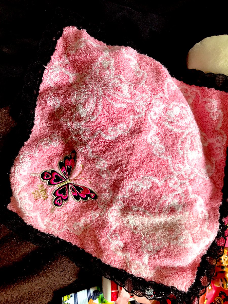 AITONIKUSHIL's tweet photo. 雪崩さんプレゼント入れてくれてる！凄い可愛い！！お姫様だお姫様だ！！ https://t.co/yw4eDXNGIz