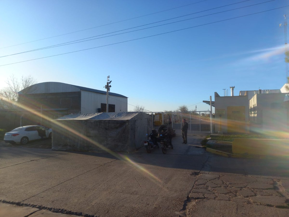PeriodismoDeIzq's tweet photo. #EntreRios | En Gualeguaychú, la empresa Resyder echó a 25 empleados y va a un proceso de cierre. Los trabajadores acampan en resistencia a la medida.

#TodosAdentroEnResyder https://t.co/k3alwSZX2j