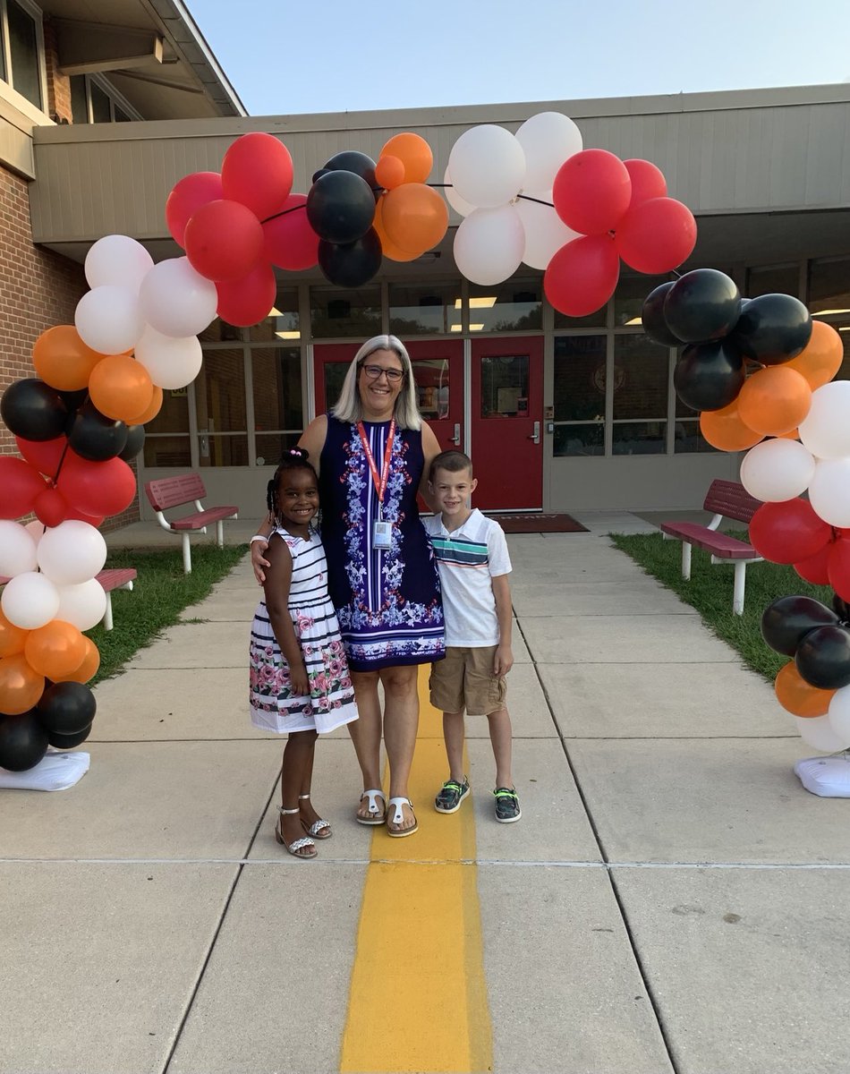 NGlenESAACPS's tweet photo. We had an awesome first day of school! #aacpsawesome https://t.co/MYHC95llFn