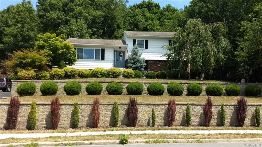 doris_realtor's tweet photo. You have to see this home! 4 BD/ 2 BA in Washingtonville. Call/text/DM me for details.  https://t.co/z6HtMQozgd https://t.co/gEVWIAHmLe