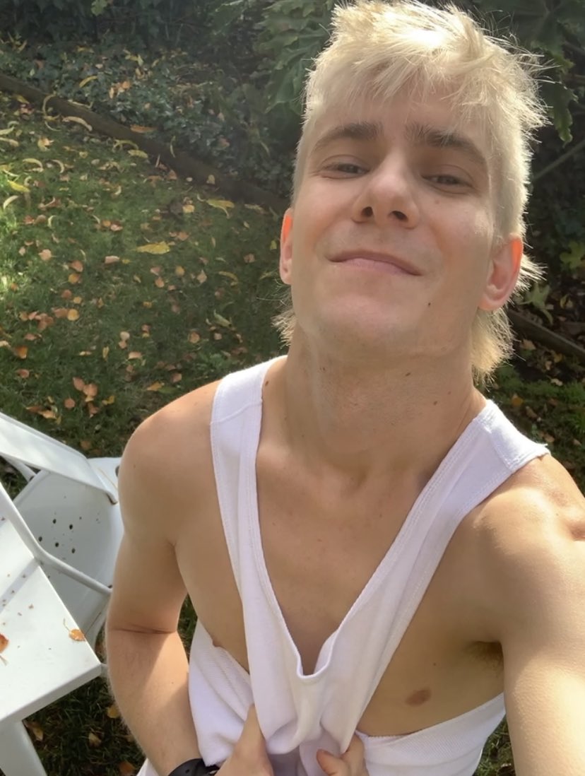 dishlive's tweet photo. Thank god winter is over. 
Also me in winter:
#frosty #blonde #nipple https://t.co/S1jrb4Z6Oy