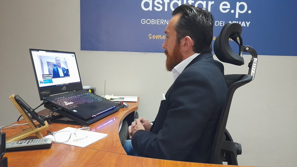 EpAsfaltar's tweet image. Nuestro gerente, Paolo Carpio, informa a la ciudadanía sobre las obras viales que ejecutamos en diferentes sectores del Austro del país, a través del portal #PlumaDigital. 

Siga la entrevista en el siguiente enlace (1:09:30)
➡️ fb.watch/fcVcxNc0m7/