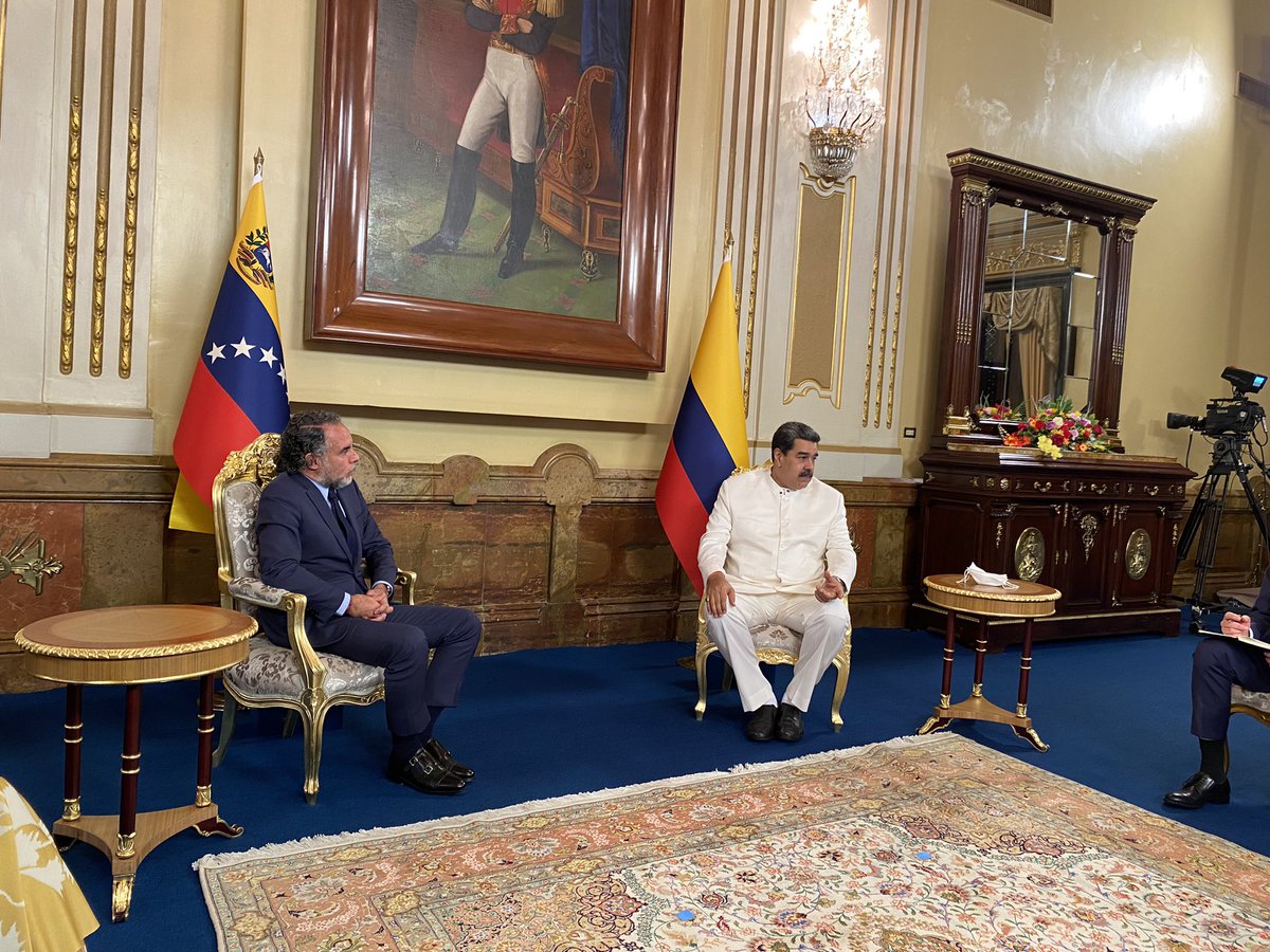 A esta hora nos recibe en el Palacio de Miraflores el presidente <a href="/NicolasMaduro/">Nicolás Maduro</a> ante quien presento cartas credenciales como embajador de Colombia en Venezuela. Hablamos sobre la urgencia de restablecer los lazos de amistad que nunca se debieron romper.