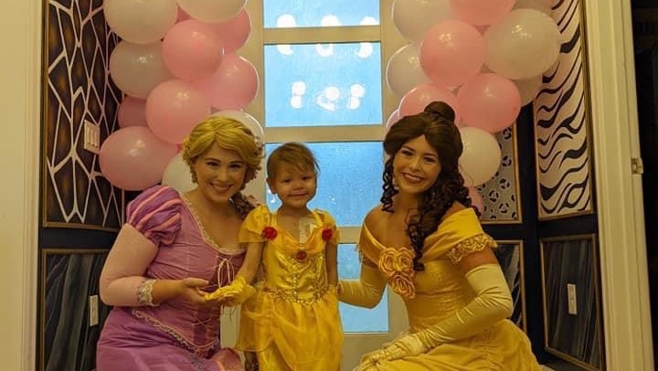 Strangers from around the world came together to send a two-year-old battling a rare form of leukemia to live out her dream at <a href="/WaltDisneyWorld/">Walt Disney World</a> 🥹 

Read her story: gfme.co/3AyFgH1