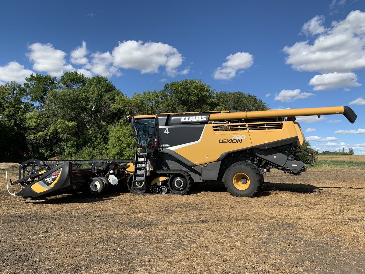robmakowsky's tweet photo. Combine 4 now officially set up to play with the others and map with FieldView π. Even gave the floor a nice sweep before leaving π.
#harvest2022 #westcdnag #FieldViewReady
@FieldViewCanada @Bayer4CropsCA https://t.co/8hPWvoKaP6