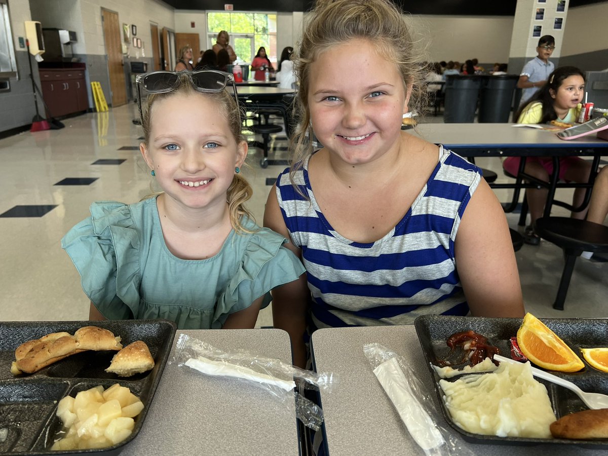 cbbpayne's tweet image. Family and friends makes #MAFirstDay and #MACSawesome! #JOfamily @MACSchools