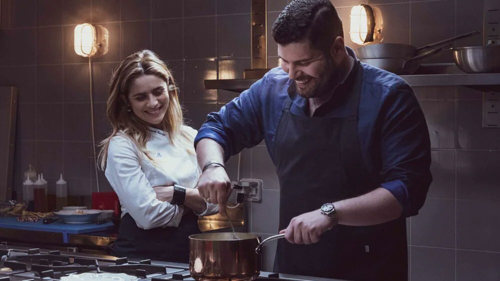 #LaCenaPerfetta La voglia di riscatto raccontata con leggerezza e contornata dall'amore. Salvatore Esposito e Greta Scarano formano una coppia azzeccatissima e sono di una bravura che "mamma mia" .. c'è anche quella giusta vena d'ironia. FILM APPROVATISSIMO!