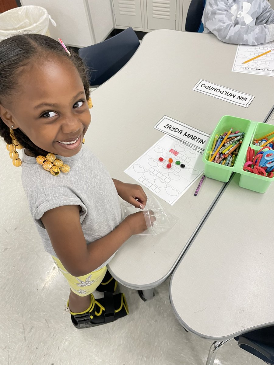 lindsey_teaches's tweet photo. Counting jelly beans!! 🫘💕 #wearedegan #onelisd https://t.co/4T1ENuYGQc