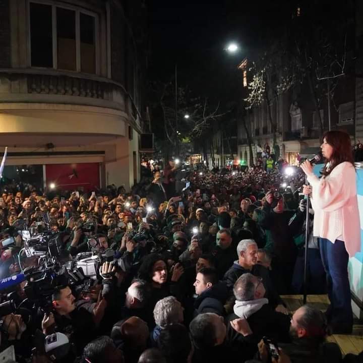 #DemocraciaEnPeligro cuando se persigue a la principal líder popular opositora del poder real
Cuando se reprime al pueblo expresando su amor
“No abandonemos las convicciones y ese indestructible amor a la Patria que nos une a todos y todas“ @CFKArgentina
#ElPuebloConElla