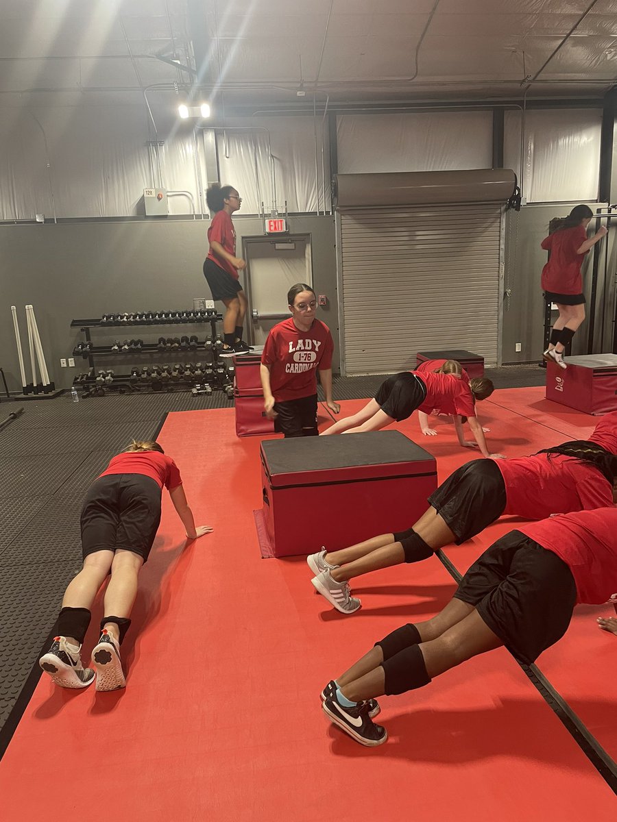 ClackGirls's tweet photo. Lady Cardinals working HARD in the weight room!!!  #weliftweights #OTOF https://t.co/OOvPshSUaY