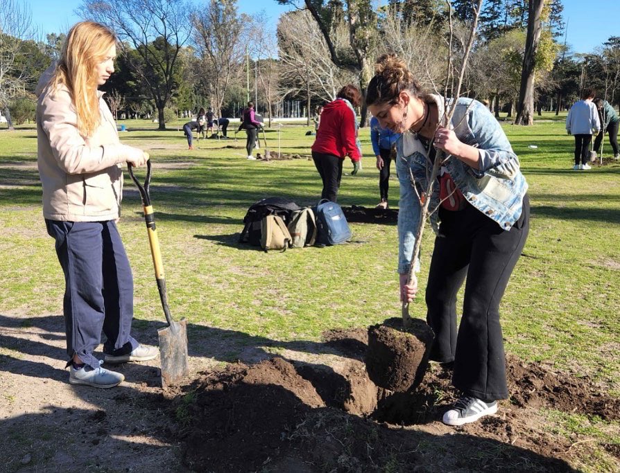 TomasMarisco's tweet photo. 29 de Agosto, DÍA DEL ÁRBOL.- Como debe ser estuvimos forestando con 247 ejemplares el Parque de Mayo. El 2022 va a ser un año de una forestación intensa por toda la ciudad, para seguir generando pulmones verdes, sombra y embellecimiento de los espacios públicos @GestUrbanaBahia https://t.co/9ZnI7Ej3xR