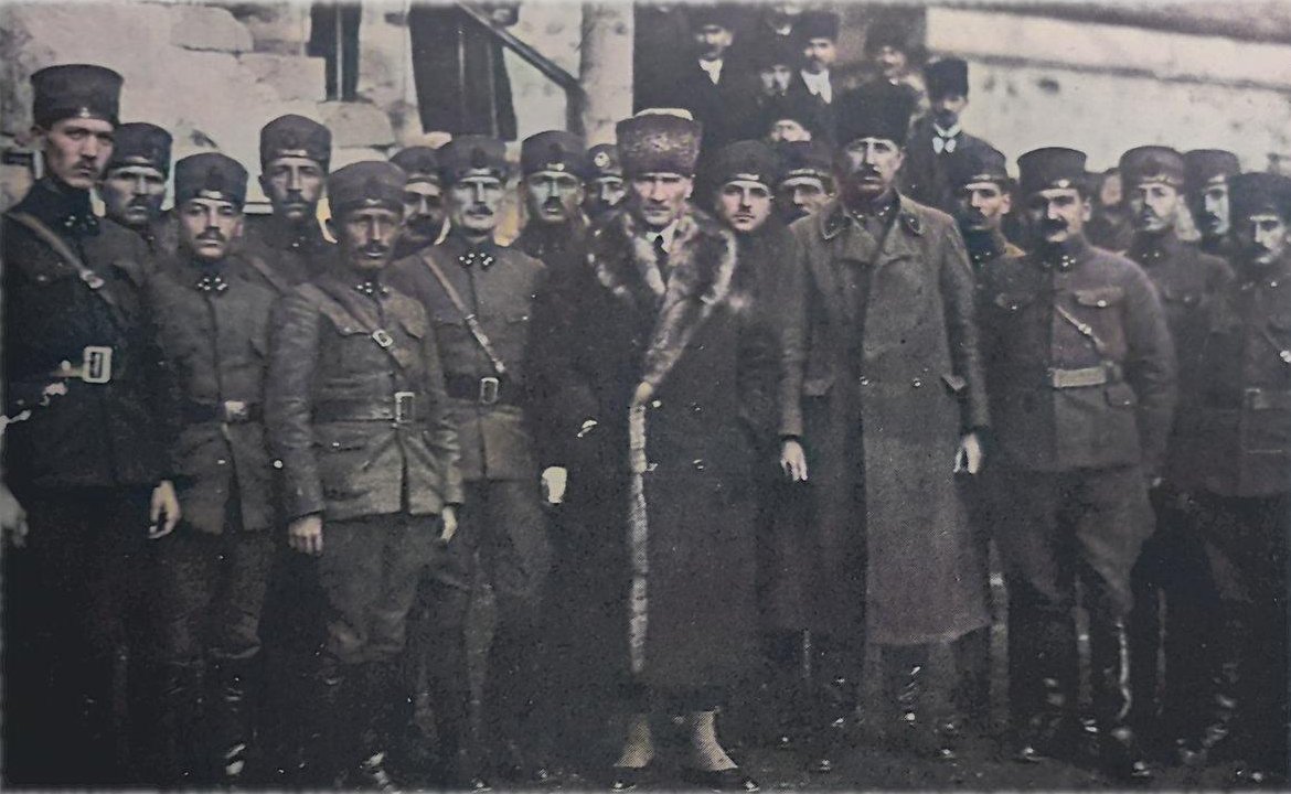 AtaturkunYoIu's tweet photo. Gazi Mustafa Kemal Atatürk’ün Kurtuluş Savaşı sırasında çekilmiş çok nadir bir fotoğrafı 🇹🇷

#30AğustosZaferBayramı https://t.co/3Ennpnvv0d