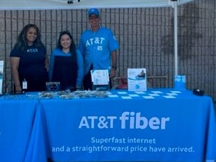Our San Diego team joined @MayorToddGloria for a back-to-school backpack & school supplies giveaway, helping students return to school ready to learn! We also made families aware of affordable broadband options with the @FCC's #AffordableConnectivityProgram & Access from @ATT.