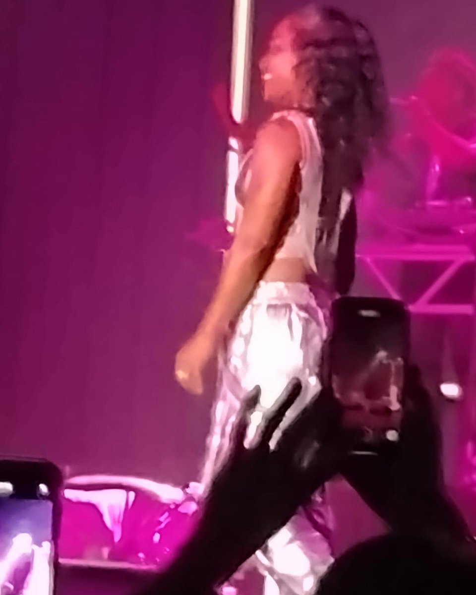 datgirlchilli's tweet photo. @officialchilli at the tour Saturday ππππ§‘ππ #chillitlc #chillithomas #rozondathomas #tour #concert #chillithomas #Hollywoodcasino @Hollywood_CTown #mygirl #hotchilli #tlc https://t.co/lqjhZoIHUL