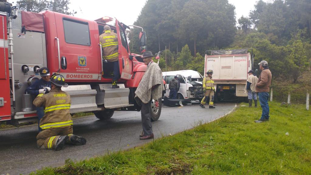 Bomberos de la estación Marichuela, rescatan y brindan atención prehospitalaria a una persona que resultó lesionada por la colisión que se presentó entre una volqueta y una van de servicio público en Vía Usme Pueblo, vía Sumapaz. Se controlan riesgos asociados, área asegurada.