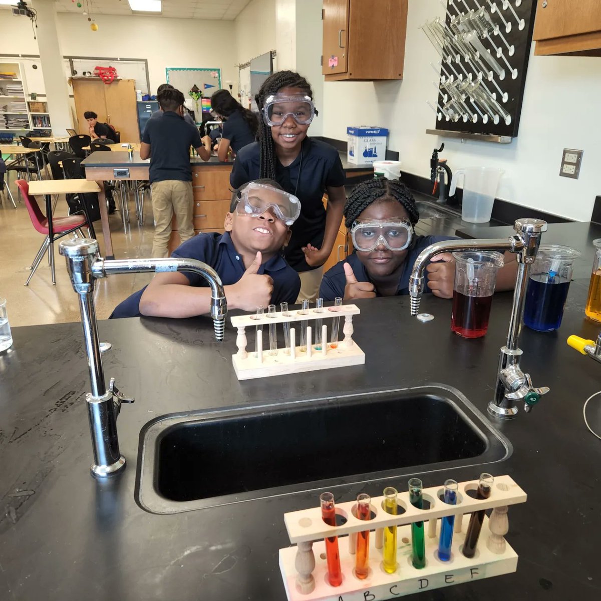 villa_sci's tweet photo. My students totally colored my world today πππ
#SamSide #SamHoustonMS #STEM #RainbowLab #Science https://t.co/EltVbLTnu6