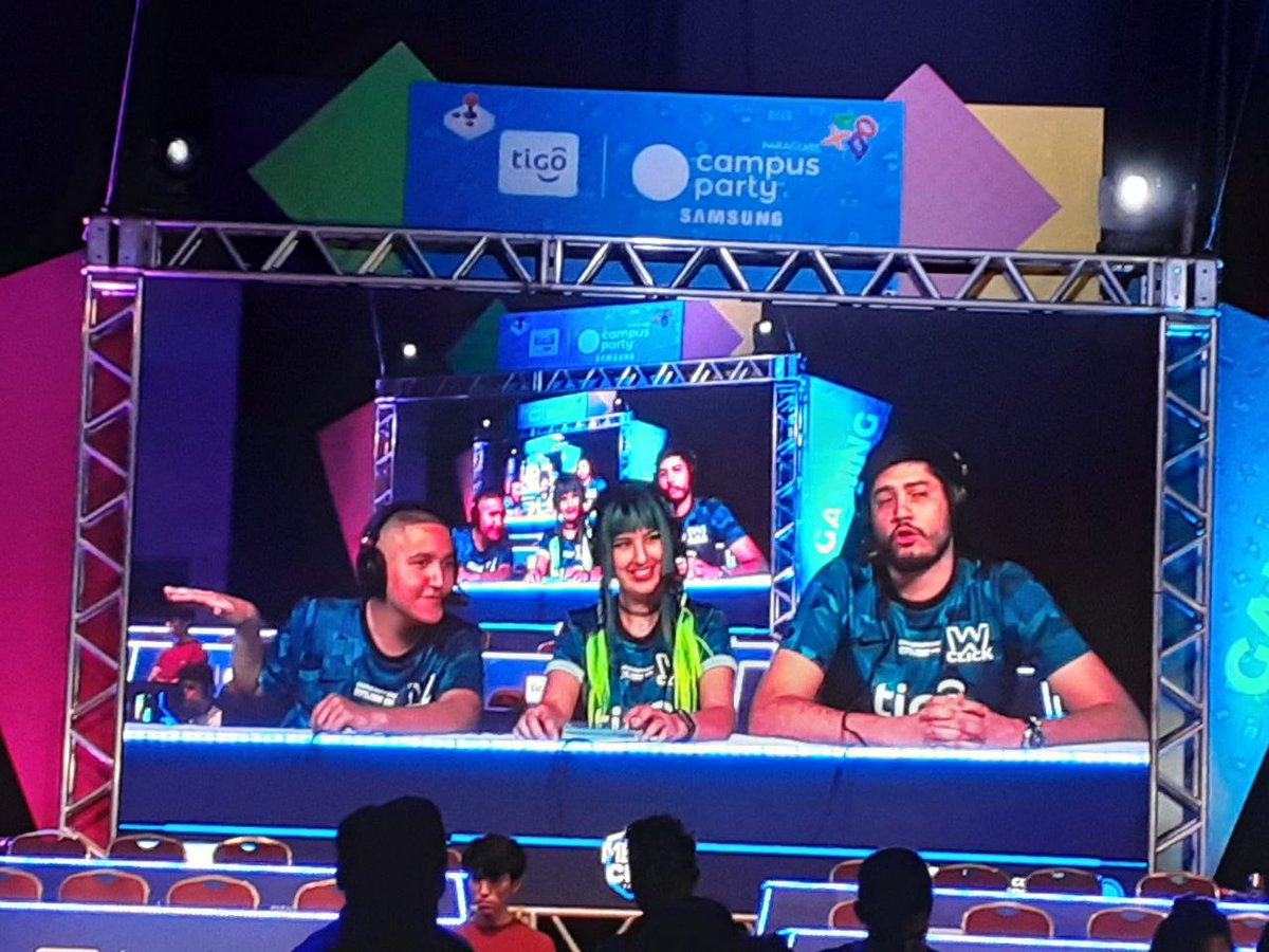 AjiruChan's tweet photo. En pantalla grande en el @campuspartypy casteando la final de la #MetaCup de LoLcito 🥰🎙️✨
Más que agradecida con @WClickGG / @MetaGamingpy y a @joselo_wck por esta maravillosa oportunidad 💚
Happy #GamerDay! 🎮👾🖥️ https://t.co/nojFVLNdkR