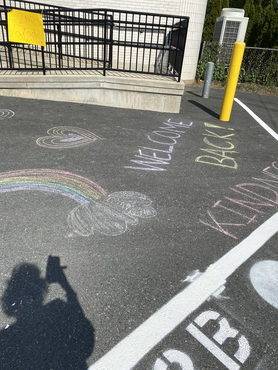 CollierLiz's tweet photo. What a great reception today with HM friends cheering the teachers on and leaving messages as we entered the school to place the finishing touches on our classrooms.@HuskiesMann https://t.co/1TrgwxjHtQ