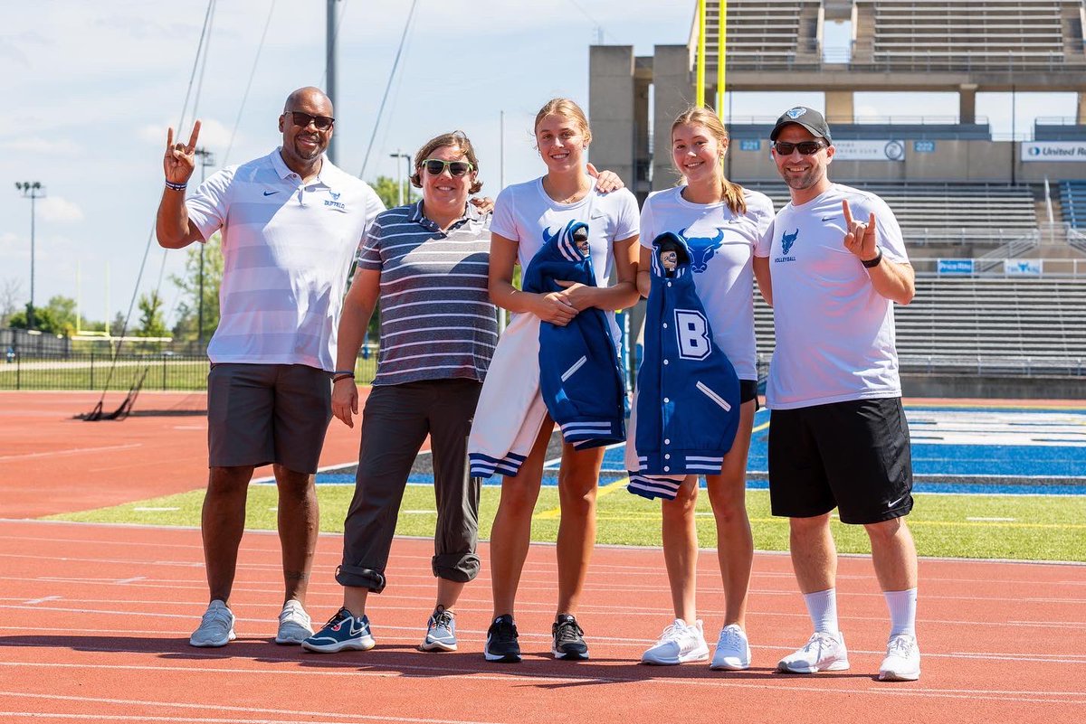 ubvolleyball's tweet photo. Picture from the welcome back celebration hosted by @UBAthletics ๐คMandy Leigh and Maria Futey received their letterman jacket after an amazing freshman season!
We are ready to see what this duo have in store for their sophomore year!
#UBhornsUP #UBVB #UBuffalo https://t.co/Oek1qVxXTP
