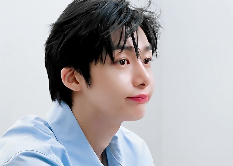 wonniecoenffl's tweet photo. A Hyungwon le dijeron que usó un outfit en color pastel, lo cual no es muy común en él a lo que él respondió que para él es un poco molesto salir y viste lo que sea que tenga porque solo tiene prendas negras pero que le había gustado mucho el color pastel 🥰 #형원 #HYUNGWON https://t.co/xejuvxax5z