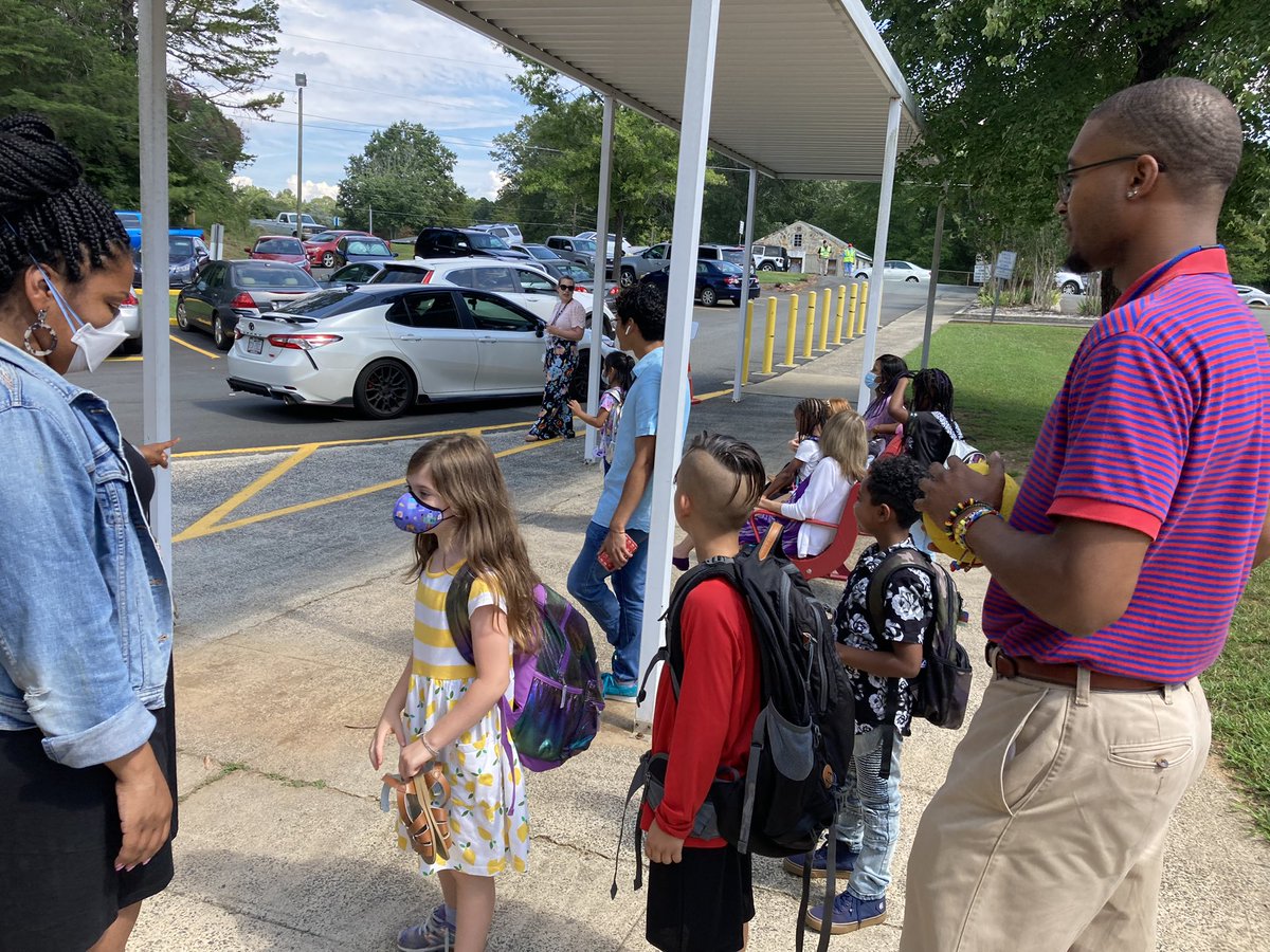 OrangeCoSchools's tweet photo. We observed the most beautiful school day at @Central_ElemE4E even up until the last minute getting ready for buses, car rider lines, and the trip home. Way to go, Eagles! #FirstDayOCS #ReadySetGrow https://t.co/XYreSnwCqq