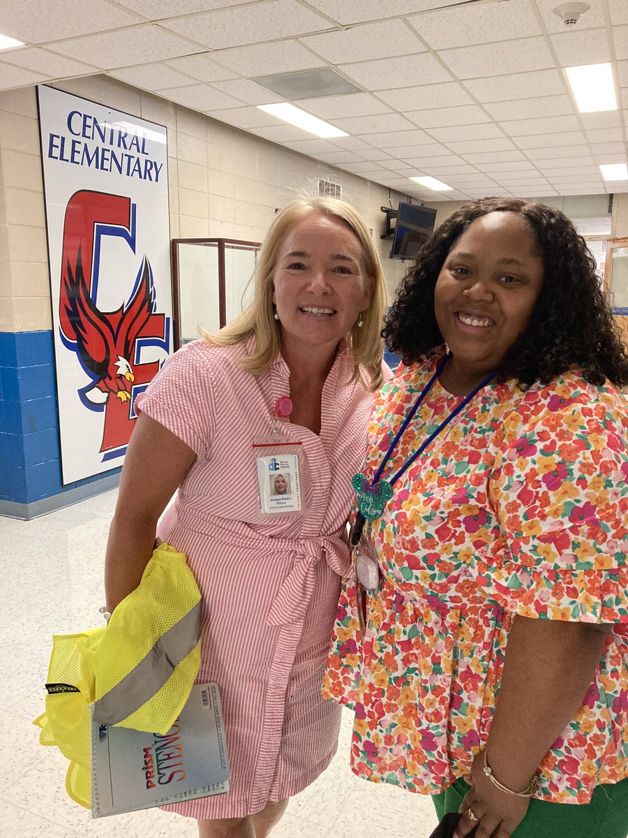 OrangeCoSchools's tweet photo. We observed the most beautiful school day at @Central_ElemE4E even up until the last minute getting ready for buses, car rider lines, and the trip home. Way to go, Eagles! #FirstDayOCS #ReadySetGrow https://t.co/XYreSnwCqq