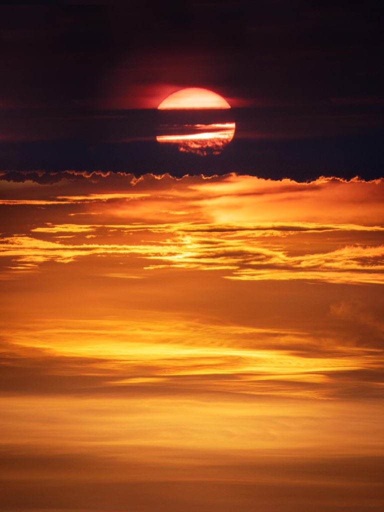 pgsm88's tweet photo. #sunrise #clouds #contrastphotography #splitsky #otherperspective #orangecolor #warm #sol #amaneceres #otraperspectiva https://t.co/i3uEqpAwco