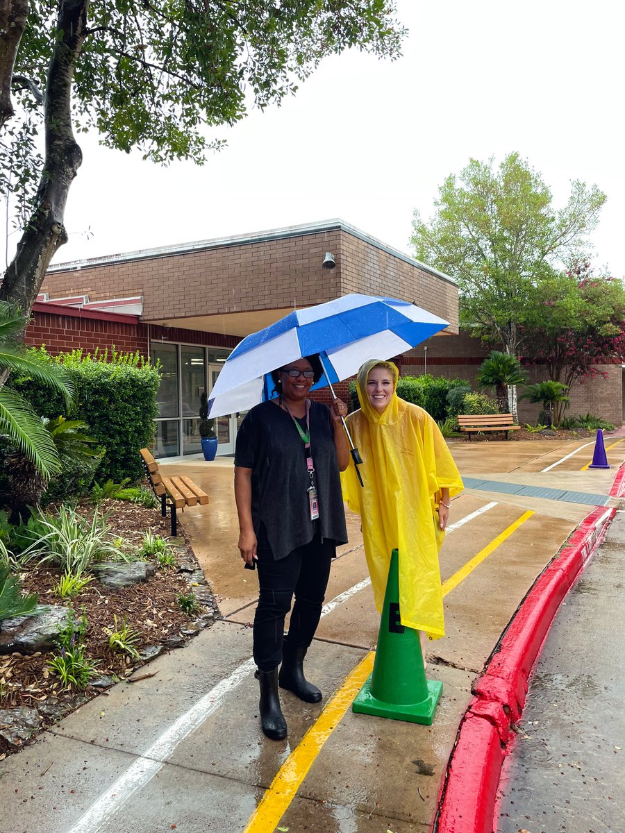HES_Scotties's tweet photo. It may be a rainy day ☔️, but our teachers are still smiling. Happy Monday, Scotties! 🐾 #fbisd #fortbendisd #scottiepride #knowyourimpact @FortBendISD https://t.co/eid2d7aX2o