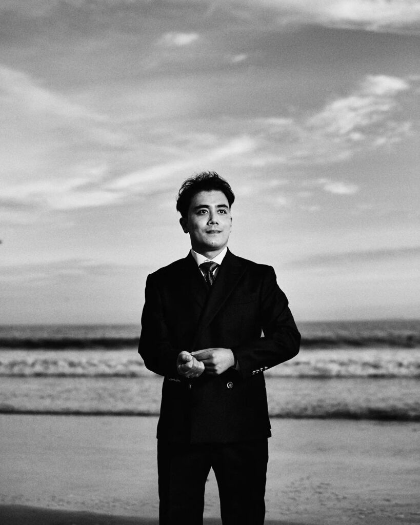 SnapPilots's tweet photo. Happy Birthday Bro, @joe_mercury. 🎉✨ Your wedding suit looks dope!
#birthday #fashion #mensfashion #portrait #portraiture #sandiego #coronado #snappilots #sandiegophotographer #leica #leicas007 #leicaS #mediumformat #profoto #leicaportrait https://t.co/kLbSvhL5r6 https://t.co/NZkUi68X6f