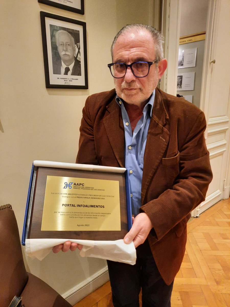 alimentos_info's tweet photo. El Dr. @sschraier recibiendo nuestro premio Braun Menéndez 2021 por la tarea de divulgación científica que hacemos en Infoalimentos. Gracias jurado y @aapciencias ¡Felicitaciones a todo el equipazo!🥰💗 https://t.co/E57Btwh9rl
