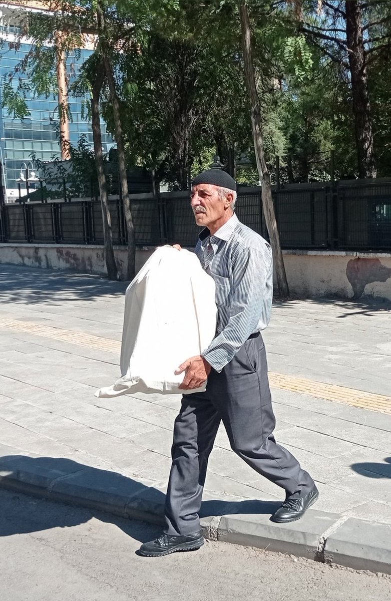 avkrblt's tweet photo. O cenazenin,bu şekilde çıkmasına izin vermemeliydik.

O babanın etrafında binlerce kişi olmalıydı.

Bu zihniyetin vicdansızlığını hesap edemeyecek kadar basiretsiz olmamalıydık.

Asla hafızamda silinmeyecek bir kare!

Kürt bir babaya,bu tabloyu kimse yaşatmayı dayatamaz! https://t.co/PFHb4M3jVE