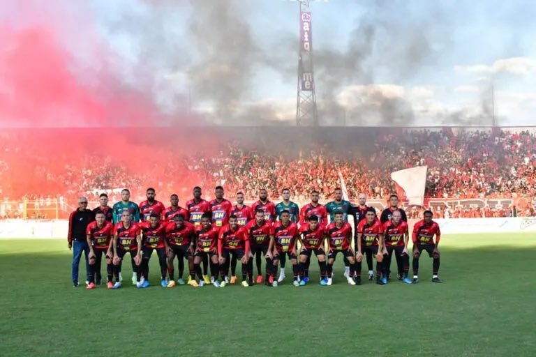 jp_jppc's tweet photo. Manduzão lotado, torcida ensandecida.
Um verdadeiro inferno e terreno hostil para os adversários.
Pousão classificado pra série C e segue pras semifinais invicto em casa.

@ultimadivisao @gols_d @_SerieD_BR @BrasilSerieD https://t.co/AoDnFrP8Jd
