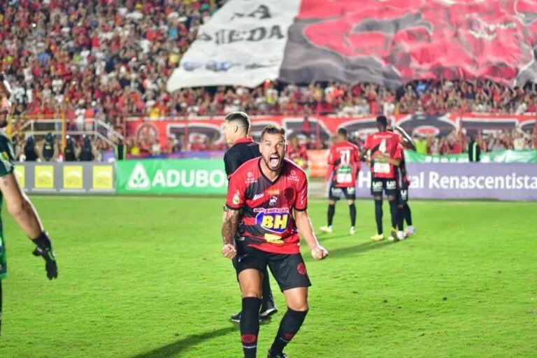 jp_jppc's tweet photo. Manduzão lotado, torcida ensandecida.
Um verdadeiro inferno e terreno hostil para os adversários.
Pousão classificado pra série C e segue pras semifinais invicto em casa.

@ultimadivisao @gols_d @_SerieD_BR @BrasilSerieD https://t.co/AoDnFrP8Jd