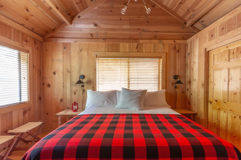 LureResort's tweet photo. Have you stayed in Cabin 9? With all-new beds, appliances, furniture, lighting, and kitchenware...our housekeeping cabins are a top pick for accommodations in Downieville.

#LureResort #LureLife #LostSierra #adventuredestination #getaway #cabincamping #downieville #vacationstays https://t.co/GATpq62vQI