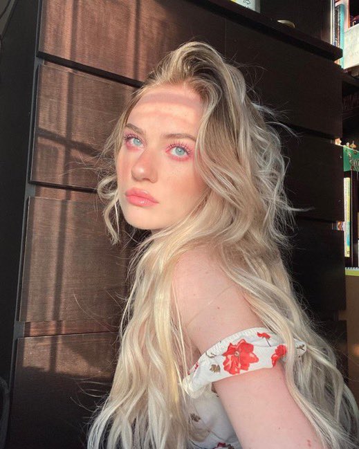 𝐅𝐈𝐂𝐇𝐀 𝐌𝐋𝐁 🐞 

Nome: Chloé Bourgeois 
Idade: 18 anos
Sexualidade: Bissexual 
Pronomes: ela/dela
Tendência: neutra
Shape (+2 fotos):