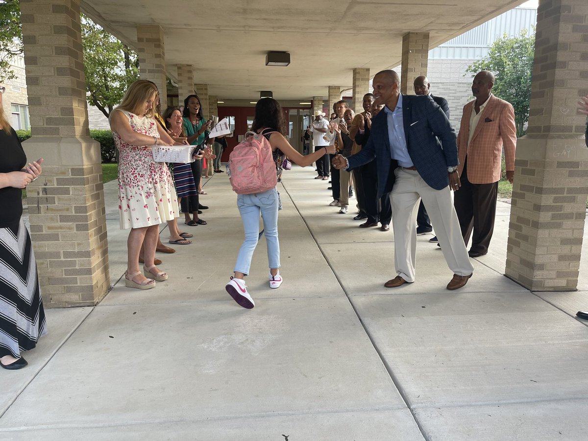 DrMcNeal_HWMS's tweet photo. Our Redland staff members are EPIC! @MCPS @MagruderCluster #clapin #firstdayofschool https://t.co/EDDCMCfxYg