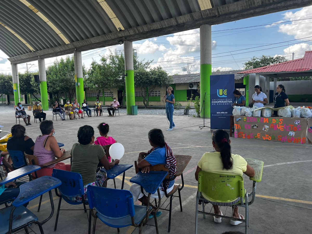 Monteriaucc's tweet photo. Nos unimos a la conmemoración del Día del Adulto Mayor de Villa Cielo en #Montería. Con donaciones y actividades lúdicas llegamos a esta comunidad. Gracias a estudiantes, profes y administrativos de la #UCC que se vincularon con las donaciones entregadas. 
#ADNSOLIDARIO https://t.co/DCzW8hqvGO