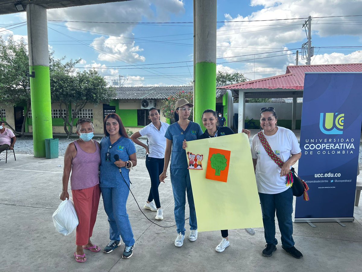 Monteriaucc's tweet photo. Nos unimos a la conmemoración del Día del Adulto Mayor de Villa Cielo en #Montería. Con donaciones y actividades lúdicas llegamos a esta comunidad. Gracias a estudiantes, profes y administrativos de la #UCC que se vincularon con las donaciones entregadas. 
#ADNSOLIDARIO https://t.co/DCzW8hqvGO
