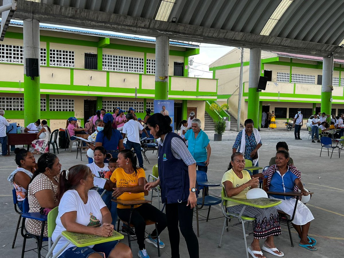 Monteriaucc's tweet photo. Nos unimos a la conmemoración del Día del Adulto Mayor de Villa Cielo en #Montería. Con donaciones y actividades lúdicas llegamos a esta comunidad. Gracias a estudiantes, profes y administrativos de la #UCC que se vincularon con las donaciones entregadas. 
#ADNSOLIDARIO https://t.co/DCzW8hqvGO
