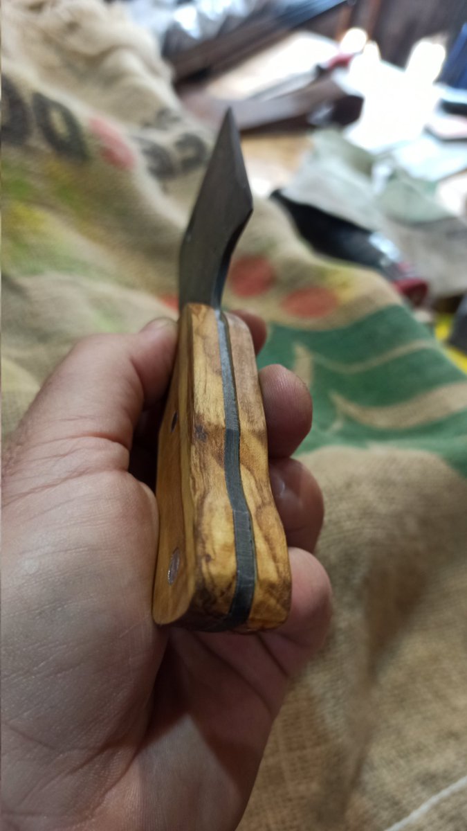 Réfection et modification d'une feuille de boucher/ bluing coat sur la lame, manche bois d'olivier 😉