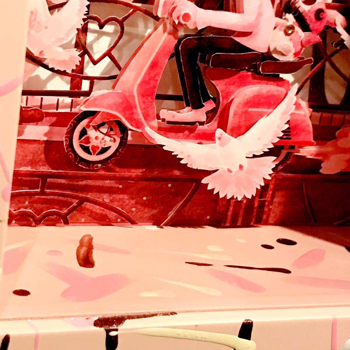 attic_circus's tweet photo. 屋根裏サーカス🎪
作品情報⑥【作家名：ニムラタケシ】
街中で起こり得そうな、まるでサーカスに見える瞬間を立体感あるシャドーボックスという手法を用い、全体をピンクのトーンで格好良い作品に仕上げられています。お馴染みのトンガリ頭の小人「ブラッドエイリアン」も仕込まれています🤡🎶 https://t.co/ZXwNK4cRdy