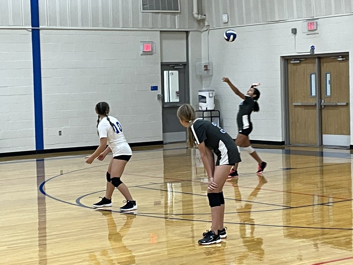 First Volleyball game of the year tonight. LMS battling Four Points! <a href="/LeanderTigers/">Leander MS</a>