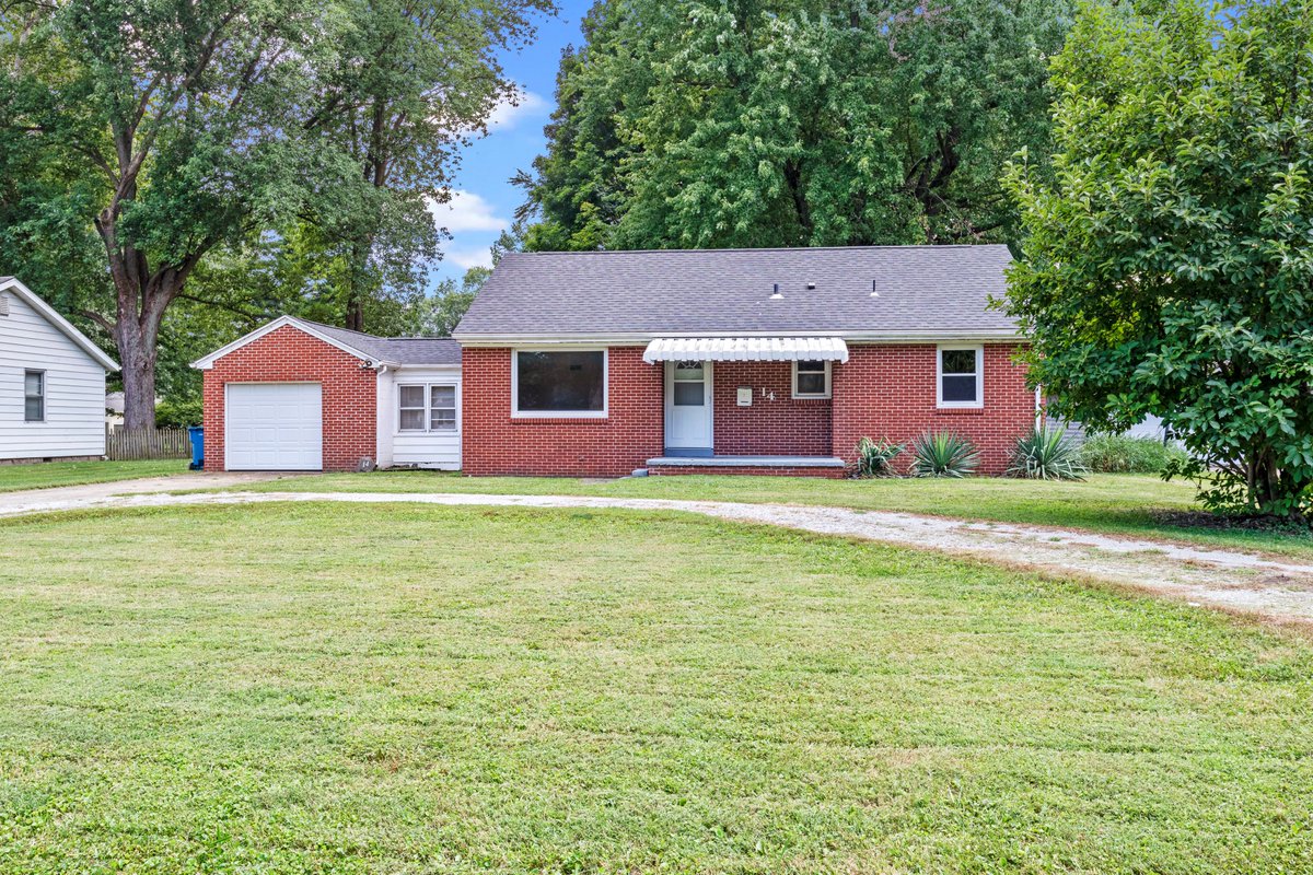 JGkeepitreal's tweet photo. New Listing: 14 Circle Drive, SpfldIL. 3 bed, 1.5 bath, 1,367 sq. ft. $159,900. Living room and family room with wood-burning fireplace. Basement unfinished but spacious. Backyard has walk-out deck. Call Daniel Nika (217.971.3383). https://t.co/H03TfxsrdI. #jgteam https://t.co/FTmVF3PqI7