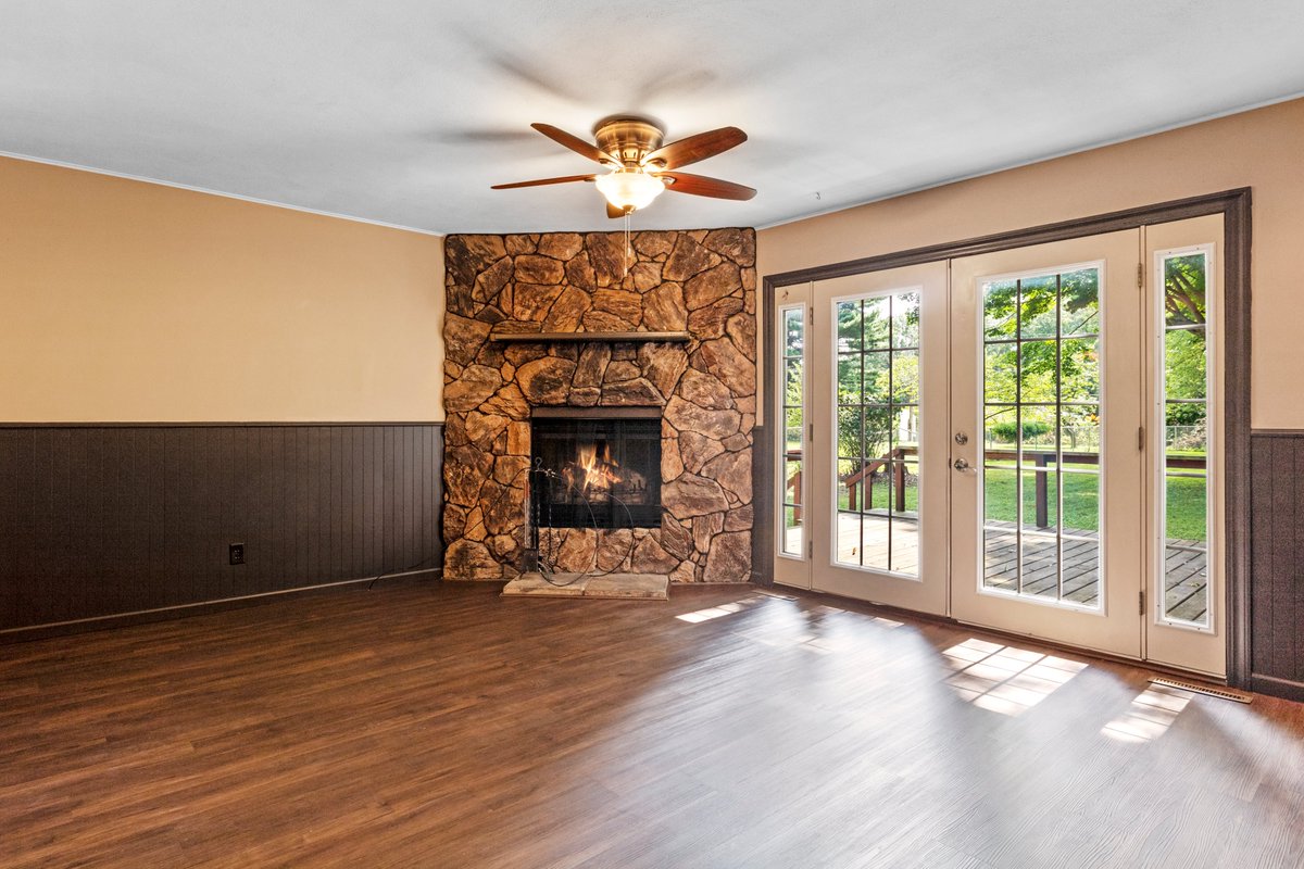 JGkeepitreal's tweet photo. New Listing: 14 Circle Drive, SpfldIL. 3 bed, 1.5 bath, 1,367 sq. ft. $159,900. Living room and family room with wood-burning fireplace. Basement unfinished but spacious. Backyard has walk-out deck. Call Daniel Nika (217.971.3383). https://t.co/H03TfxsrdI. #jgteam https://t.co/FTmVF3PqI7